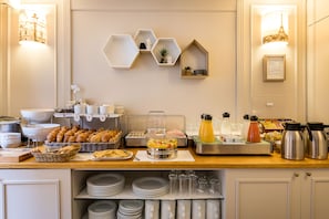 Tägliches Frühstücksbuffet (15 EUR pro Person)
