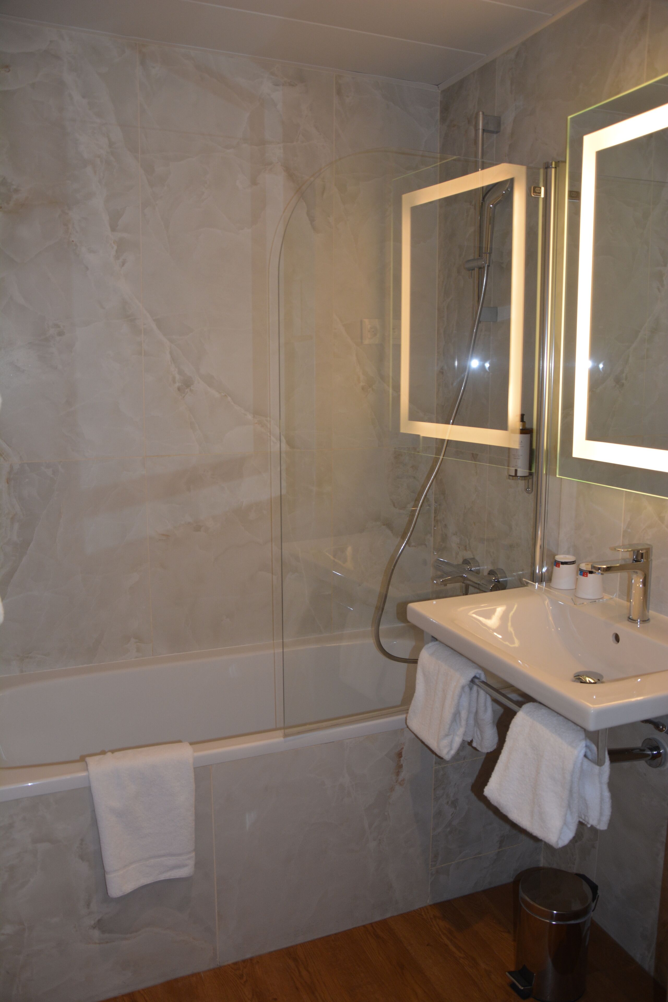 superior room, city view | bathroom | free toiletries, hair dryer, towels
