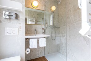 Classic Double Room | Bathroom | Free toiletries, hair dryer, towels - Hotel Montcalm (Paris)
