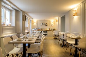 Daily buffet breakfast (EUR 15 per person) - Hotel Montcalm (Paris)