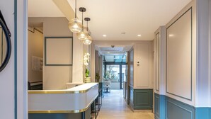Una cocina moderna con una isla central, iluminación colgante y vistas al área de comedor.