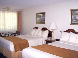 Habitación doble estándar, 2 camas matrimoniales | Escritorio, tabla de planchar con plancha, cunas y wifi gratis 