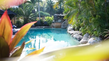 Piscine extérieure, parasols de plage, chaises longues