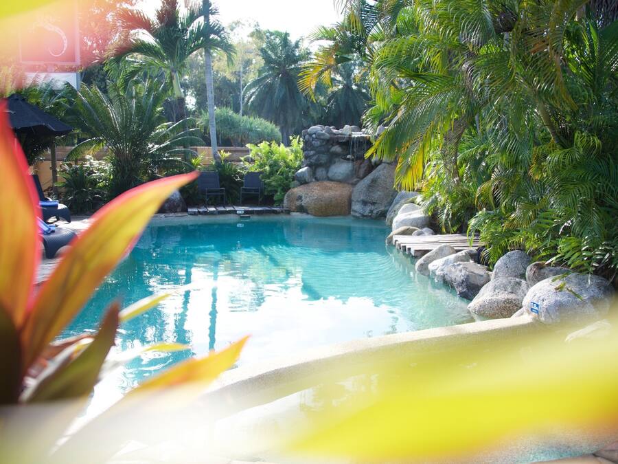 Utendørsbasseng, bassengparasoller og solsenger