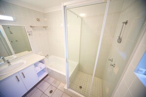Bañera y ducha independientes, bañera profunda