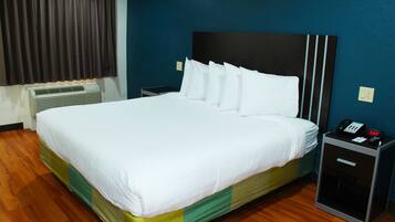 Standard Room, 1 King Bed, Non Smoking | Desk, laptop workspace, blackout drapes, iron/ironing board