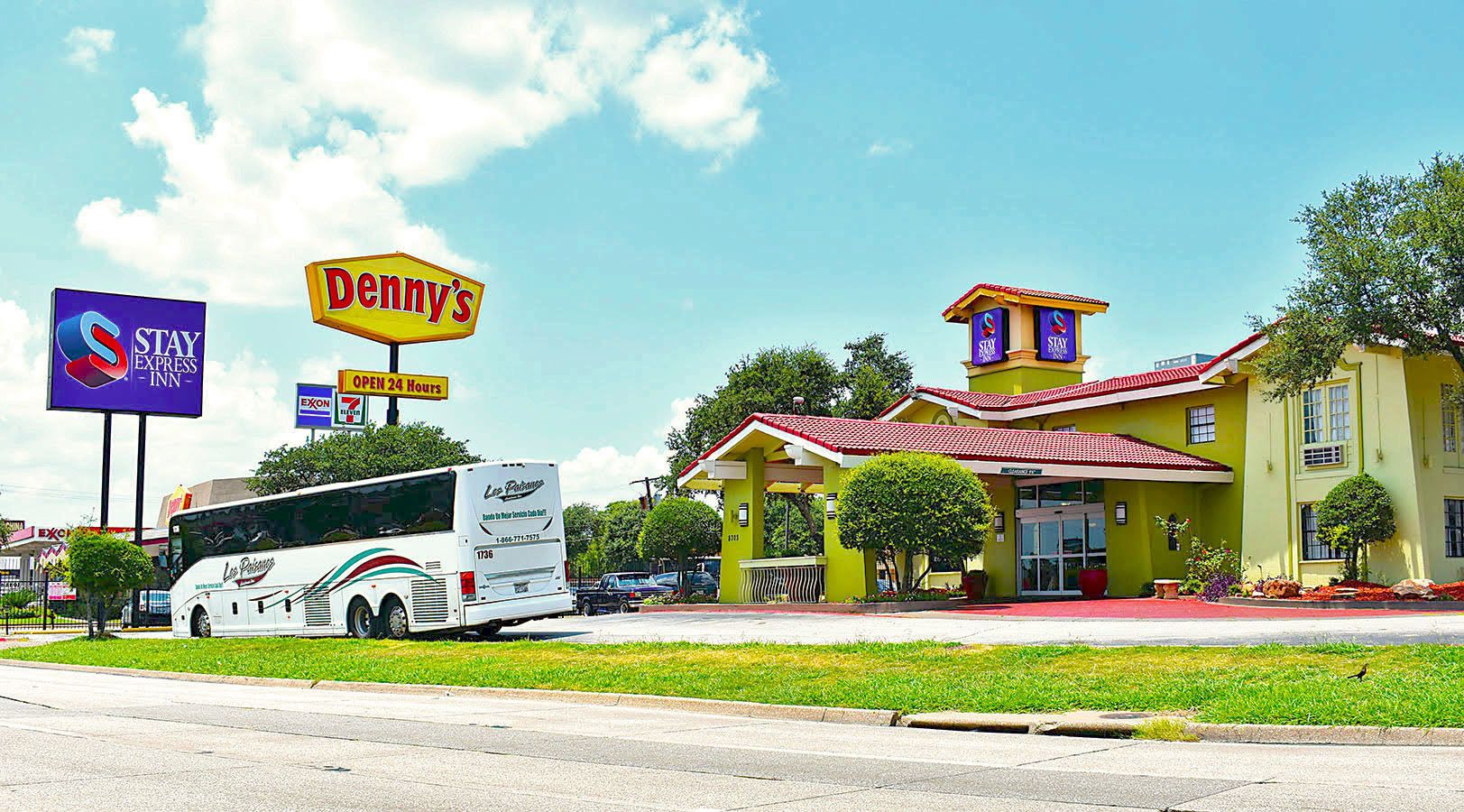 Un hôtel à la façade jaune, au toit rouge et à l’enseigne du restaurant « Denny’s ».