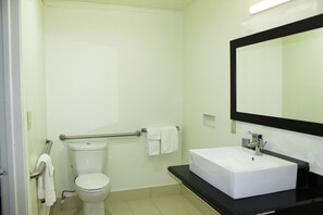 Shower, hair dryer, towels - Stay Express Inn Dallas - Fair Park / Downtown (Dallas)