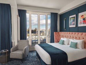 Luxe beddengoed, een minibar, een kluis op de kamer