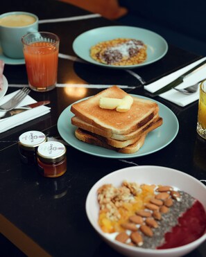 Se ofrece un desayuno bufé (22 EUR por persona)