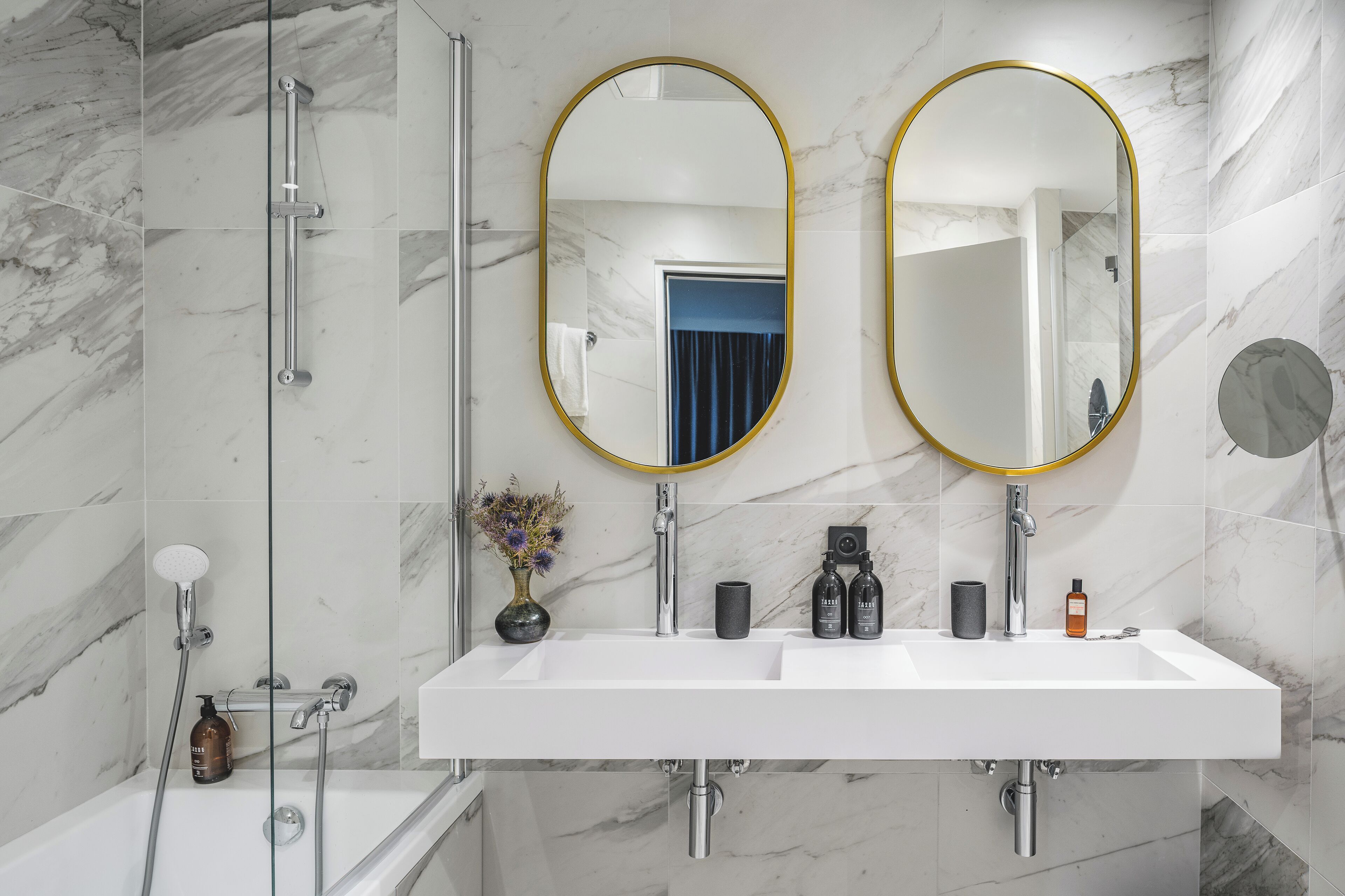 suite penthouse | bathroom | eco-friendly toiletries, hair dryer, towels