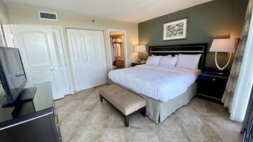 Family Suite, 1 King Bed with Sofa bed, Non Smoking, Oceanfront | Premium bedding, in-room safe, desk, laptop workspace