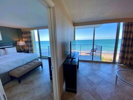 Premium bedding, in-room safe, desk, laptop workspace