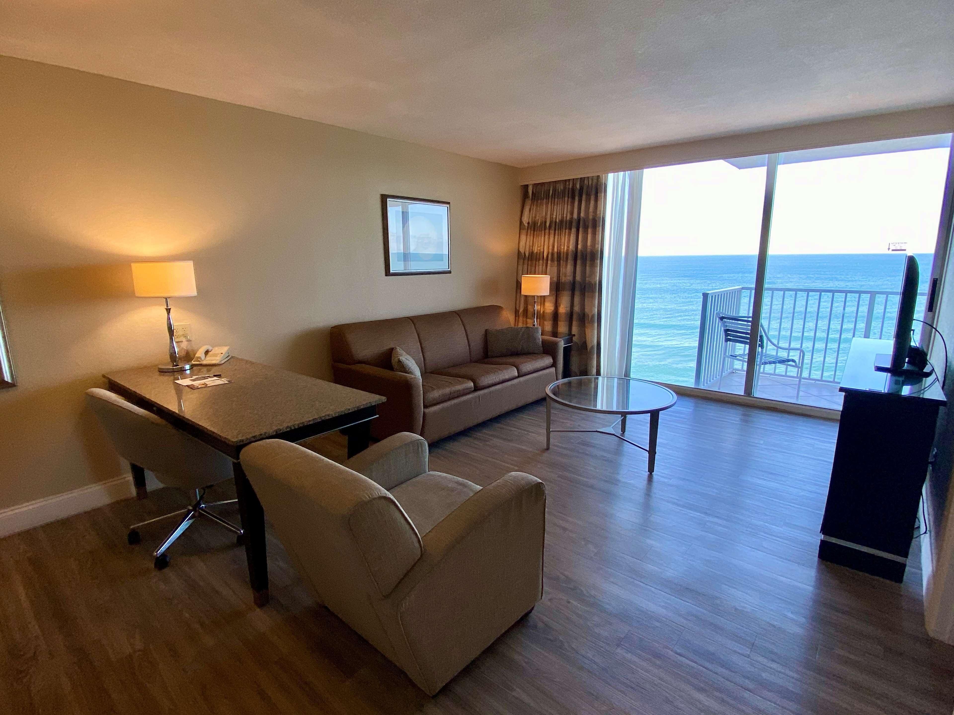 Living area | 42-inch flat-screen TV with cable channels