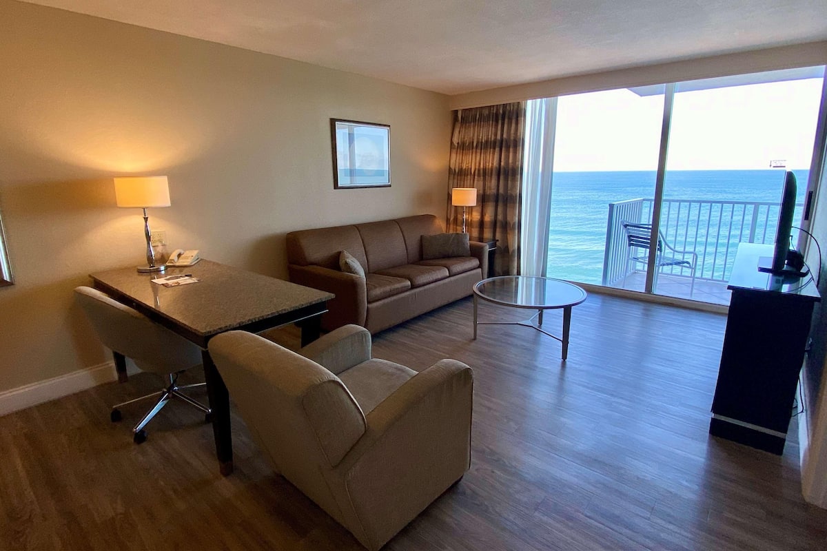 Living area | 42-inch flat-screen TV with cable channels