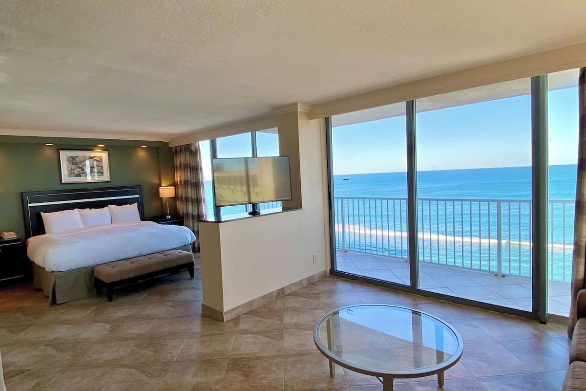 Premium bedding, in-room safe, desk, laptop workspace