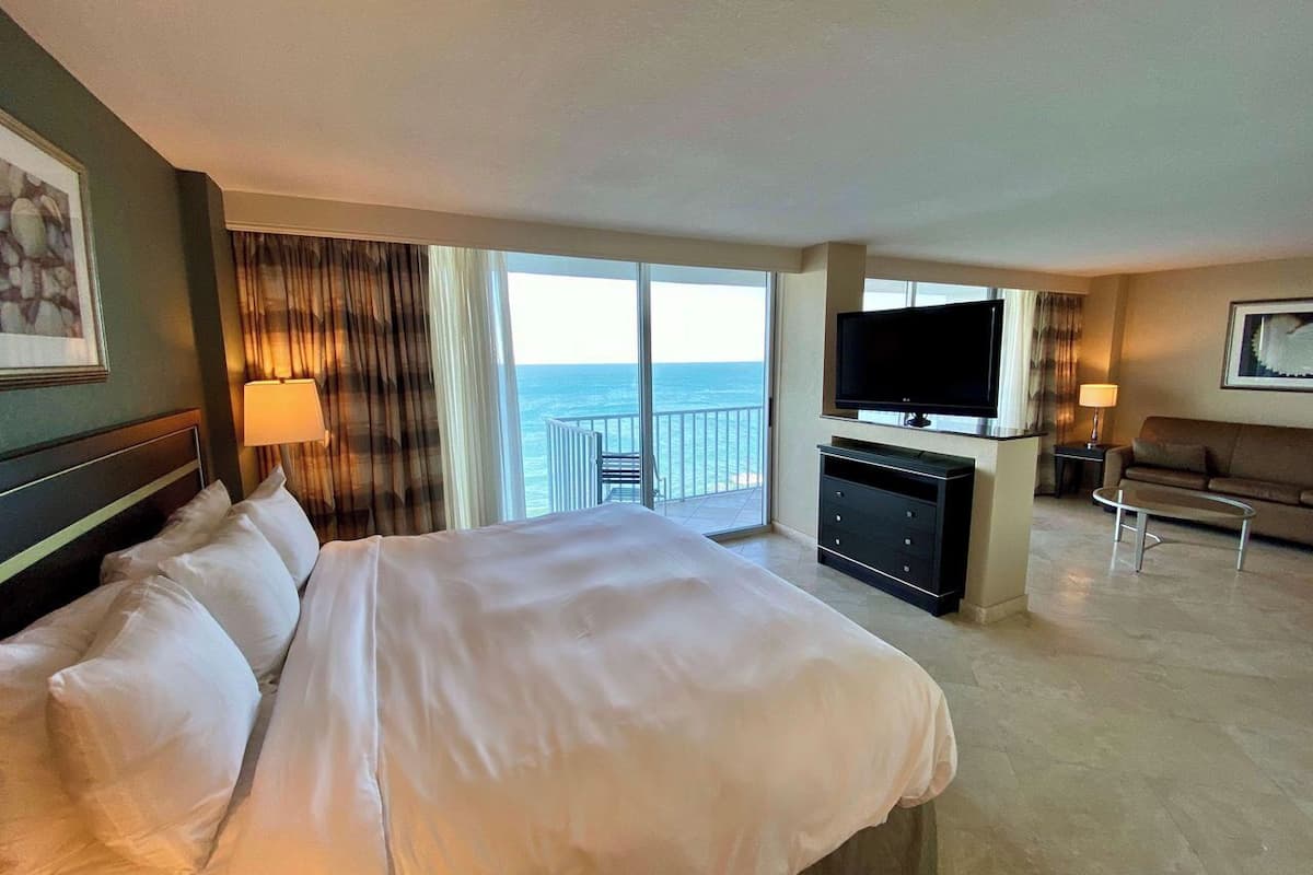 Studio Suite, 1 King Bed, Non Smoking, Oceanfront | Premium bedding, in-room safe, desk, laptop workspace