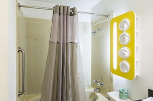 Cabezal de ducha con hidromasaje, albornoces y toallas