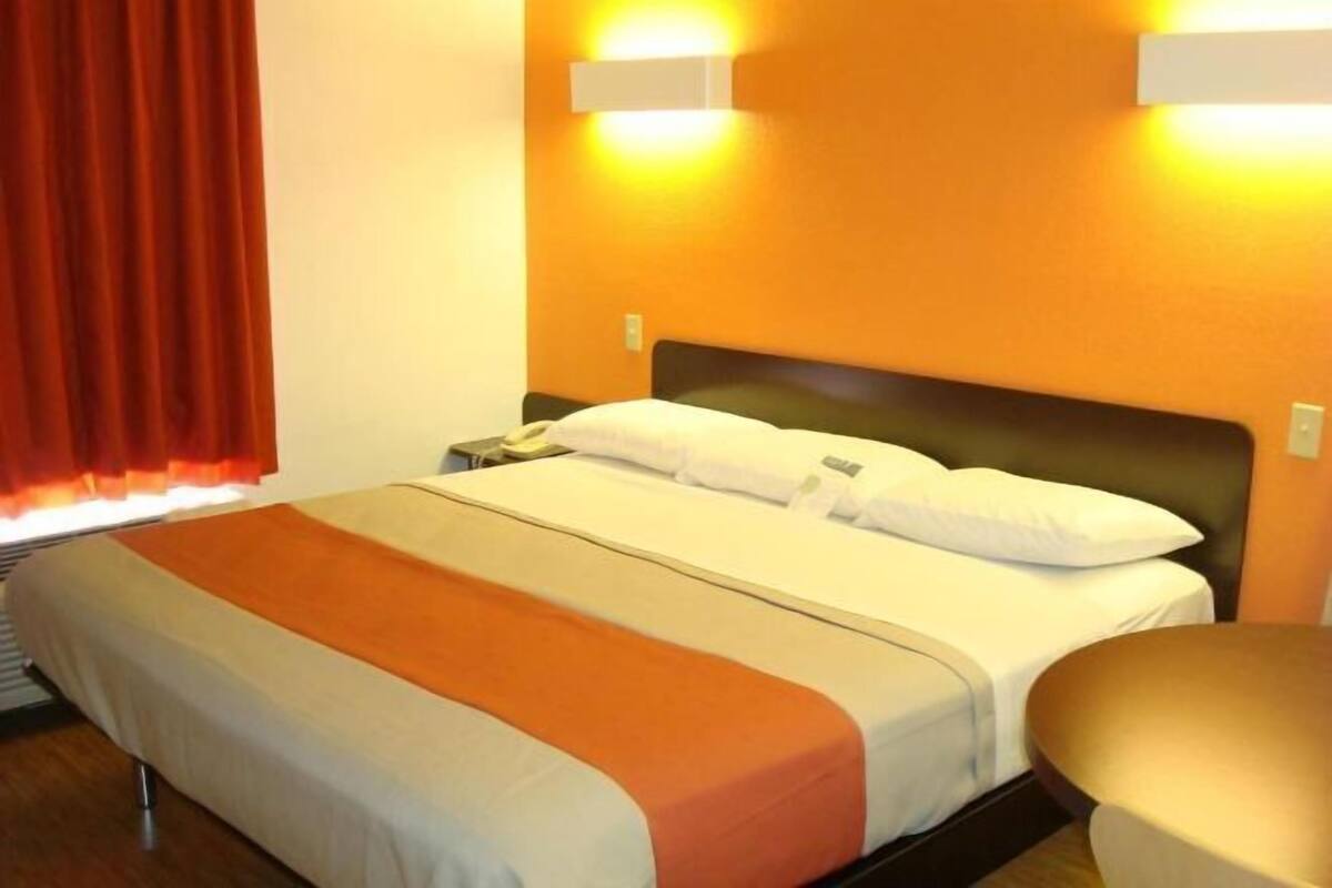 WiFi (free), bed sheets