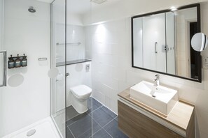 Articles de toilette écologiques, sèche-cheveux, serviettes fournies