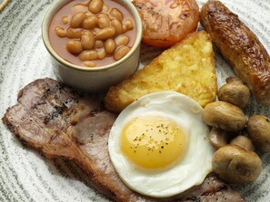 Tägliches großes Frühstück (18.95 GBP pro Person)