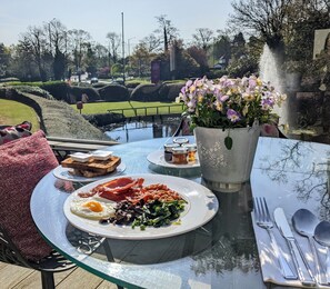 Frühstück, Mittagessen, internationale Küche, Blick auf den Garten 