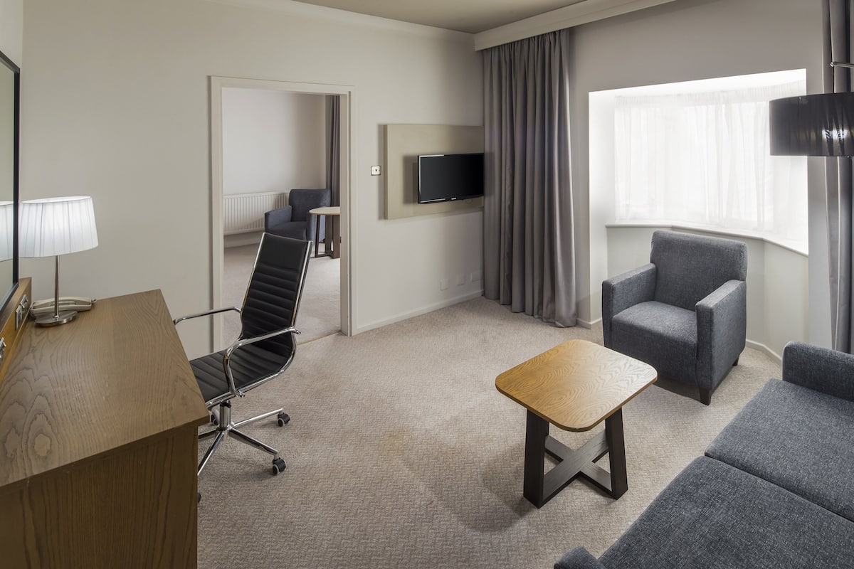 Suite, 1 camera da letto, accesso al business lounge (Lounge Access) | Cassaforte in camera, una scrivania, postazione laptop, tende oscuranti