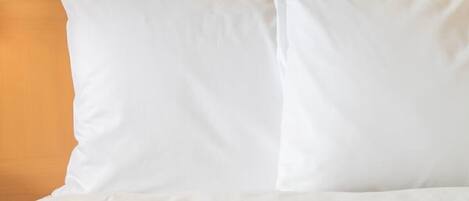Habitación estándar | Caja de seguridad en la habitación, escritorio y cortinas blackout