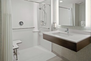Habitación estándar, 1 cama King size (Communication, Accessible Tub) | Caja de seguridad en la habitación, escritorio y cortinas blackout 