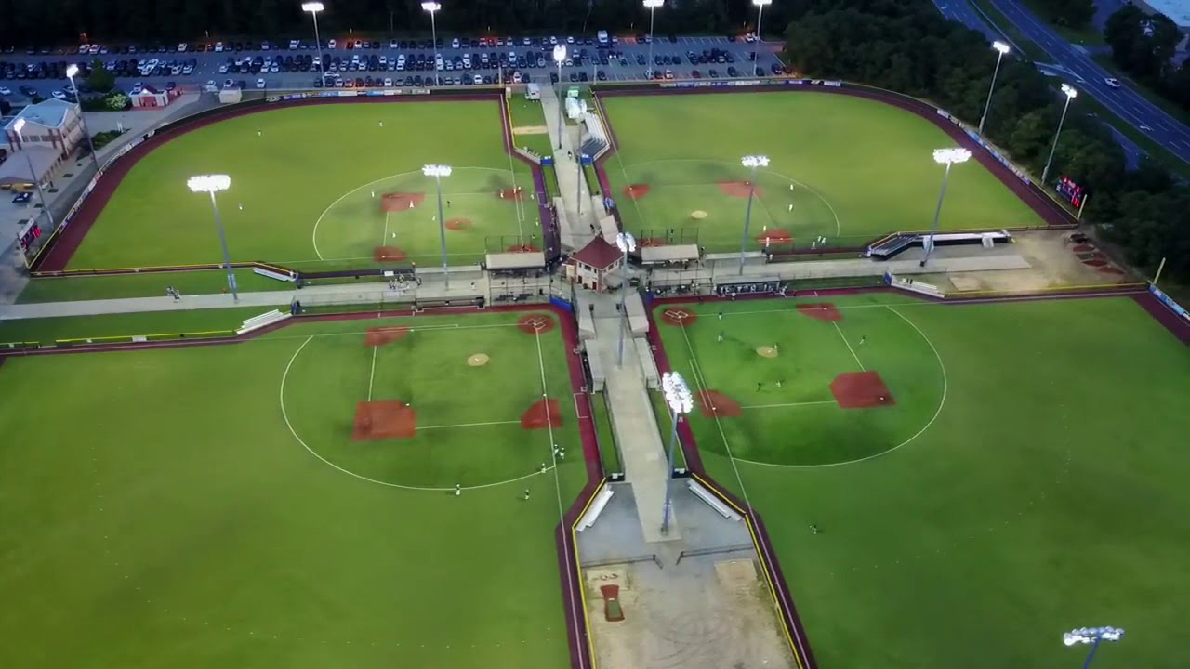 Un terrain de baseball doté de plusieurs configurations de « diamant », d’une allée centrale et d’espaces d’assise aménagés tout autour.