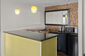 Suite, 1 habitación | Área de sala de estar | Televisión LED de 43 pulgadas con canales vía satélite 