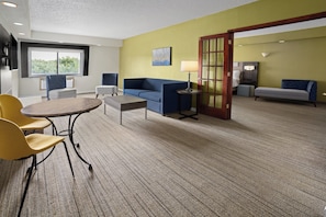 Suite, 1 Schlafzimmer | Zimmersafe, Schreibtisch, Verdunkelungsvorhänge, Bügeleisen/Bügelbrett