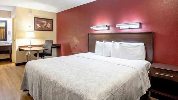 Superior Room, 1 King Bed (Smoke Free) - Red Roof Inn PLUS+ Washington DC - Oxon Hill (Oxon Hill)