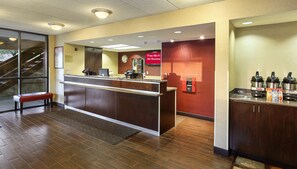 Lobby lounge - Red Roof Inn PLUS+ Washington DC - Oxon Hill (Oxon Hill)
