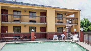 Piscine extérieure (ouverte en saison)