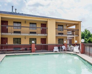 季节性开放的室外游泳池