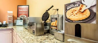 Econo Lodge Inn & Suites I-20, exit 73