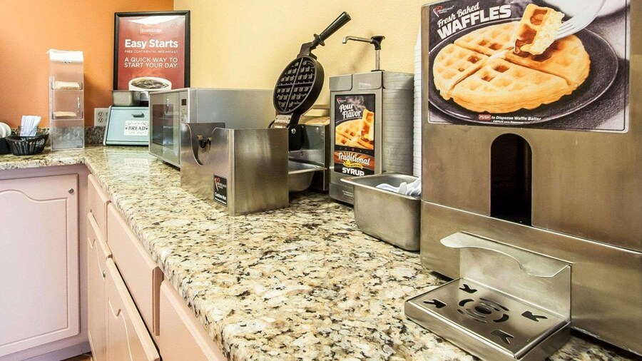 Econo Lodge Inn & Suites I-20, exit 73