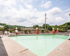 Una piscina al aire libre de temporada