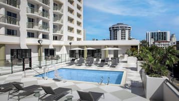 สระว่ายน้ำกลางแจ้ง