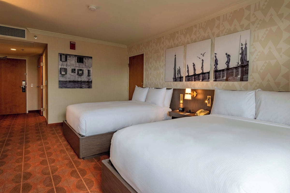 Quarto, 2 camas Queen, sacada (Urban, View) | 1 quarto, cofres nos quartos, escrivaninha, cortinas blackout