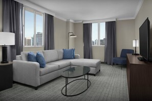Suíte premium, 1 quarto (View) | Sala de estar | TV 55 polegadas com canais a cabo