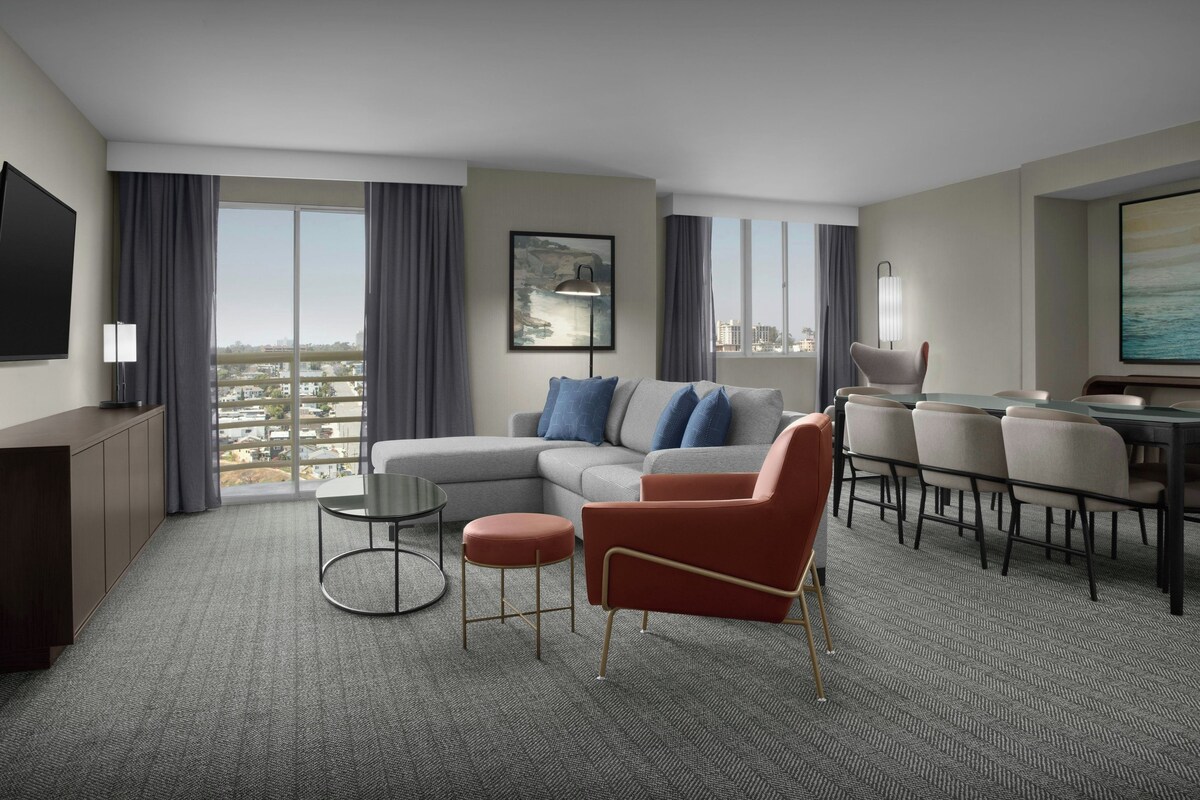 Suite superior, 1 habitación, balcón (Sunrise View) | Sala de estar | Televisión de 55 pulgadas con canales por cable 