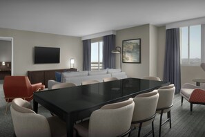 1 quarto, cofres nos quartos, escrivaninha, cortinas blackout