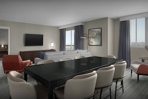 1 quarto, cofres nos quartos, escrivaninha, cortinas blackout