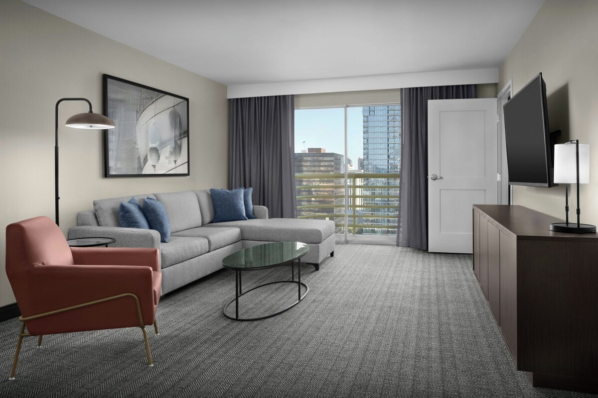 Suite presidencial, 1 habitación, balcón (Sunrise View) | Sala de estar | Televisión de 55 pulgadas con canales por cable 