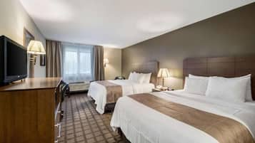 Habitación estándar, 2 camas de matrimonio, no fumadores | Zona de estar | Televisión LED de 32 pulgadas con canales por cable