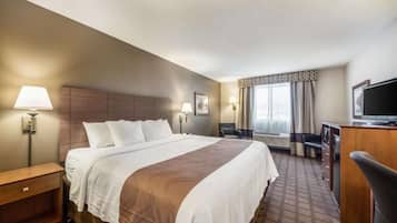 Habitación estándar, 1 cama de matrimonio grande, no fumadores | Zona de estar | Televisión LED de 32 pulgadas con canales por cable