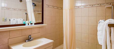 Une salle de bain avec un lavabo, un miroir et une baignoire.
