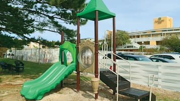 Área de juegos infantiles al aire libre